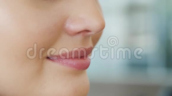 美丽的微笑美白牙齿牙科照片完美女性口腔的宏观特写唇彩芦丁快乐视频的预览图