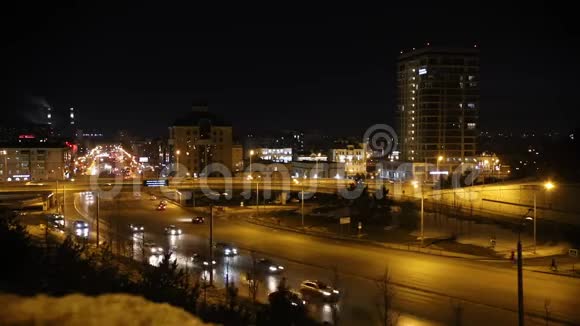 一座城市的灯光和汽车在道路上行驶夜晚的灯光视频的预览图