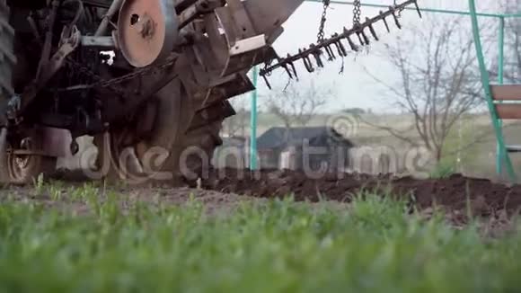 一个农民在一辆红色拖拉机上犁地在他的小地块务农视频的预览图