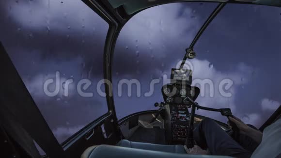 暴风雨中的直升机视频的预览图