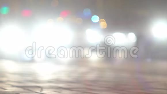 离焦的汽车开始在绿灯上行驶城市夜间车辆交通视频的预览图