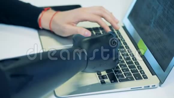 残疾人在笔记本电脑键盘上打字写一封信4K视频的预览图