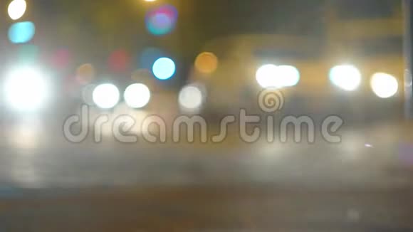 城市夜间车辆交通增长水平射击视频的预览图