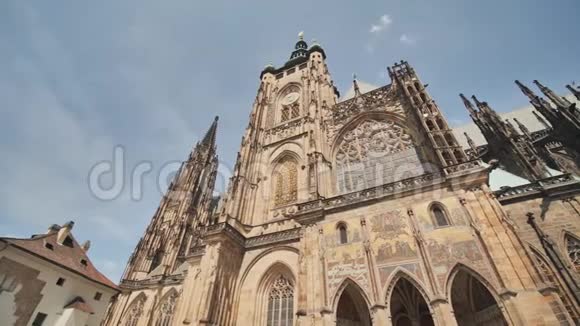 哥特式建筑和圣维特大教堂内部是布拉格最大和最重要的教堂视频的预览图