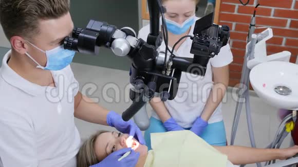 医务人员用现代设备用显微镜检查病人口腔视频的预览图