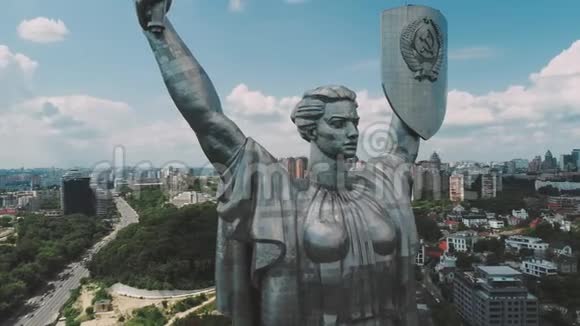 乌克兰基辅第聂伯河畔祖国不锈钢雕塑视频的预览图