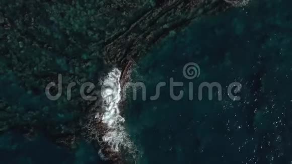 鸟瞰海浪翻滚海岸珊瑚礁飞走了视频的预览图