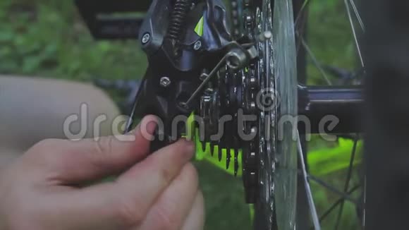 自行车装配自行车车间机械修理车轮修理车间自行车的技工自行车店视频的预览图