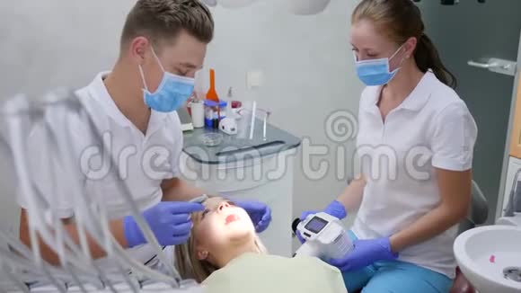 现代医疗和保健技术口腔医生在诊所使用牙科摄像机视频的预览图