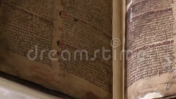 在一本旧书中特写一篇古文视频的预览图