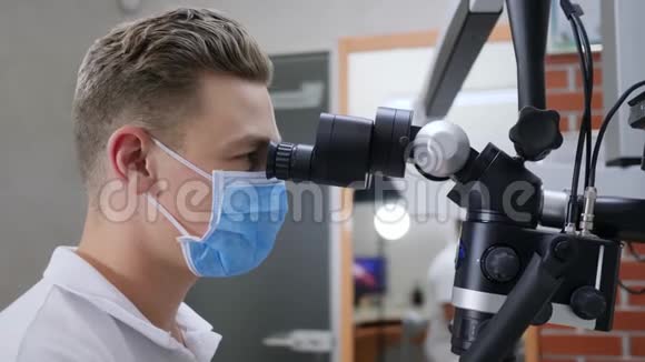 医用口罩实验室研究员在临床上通过显微镜观察视频的预览图