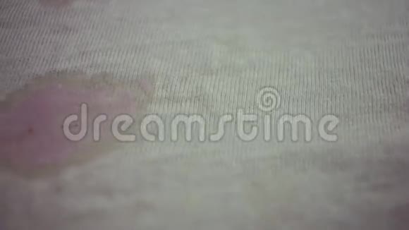 t恤上的酸奶污渍视频的预览图