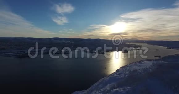 海上海岸的雪景被夕阳照亮视频的预览图