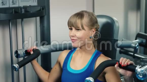 一个有魅力的女人在健身机上训练视频的预览图
