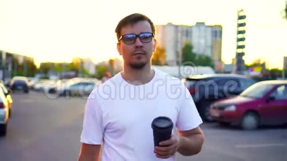 一个手里拿着咖啡的年轻人早上去上班视频的预览图
