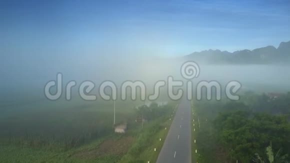清晨的雾中天空中的摄像机从路上消失视频的预览图
