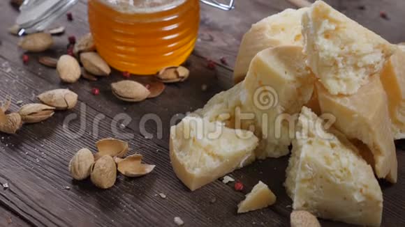 木制背景上的奶酪坚果和蜂蜜出去吃饭食品艺术视频的预览图