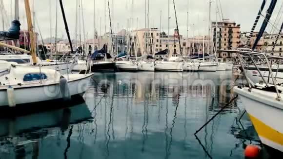 西西里巴勒莫老港的游艇和船只视频的预览图