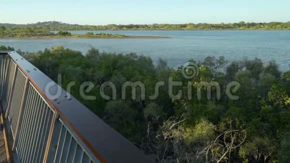 夏季日落时的先锋河在澳大利亚昆士兰的麦凯多莉视频的预览图