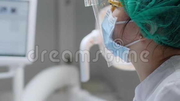 戴医用口罩和橡胶手套的妇女用软管插入病人口腔视频的预览图