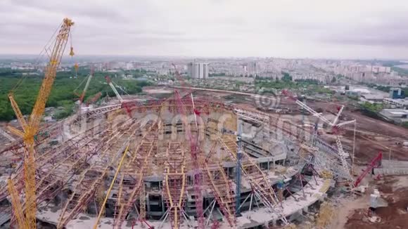 摄像机飞过正在建造中的大型运动场背景是城市全景视频的预览图