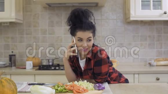 美丽的女孩在厨房和男朋友打电话时相遇视频的预览图