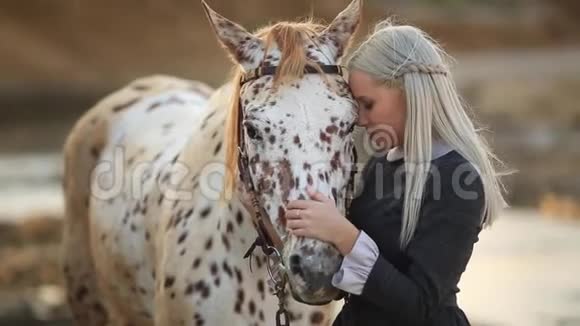 照顾马的女孩马的治疗河马治疗图像视频的预览图