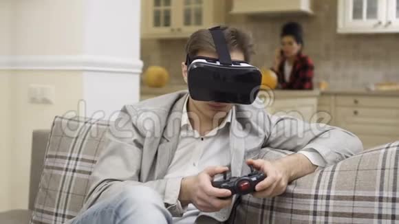 年轻人用虚拟现实眼镜玩电子游戏视频的预览图