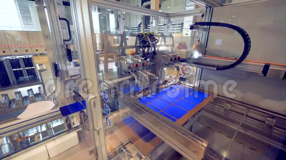 工厂机制重新定位太阳能电池现代工厂自动化设备视频的预览图