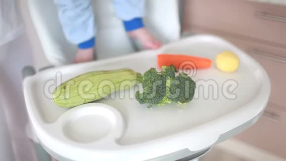 宝宝在吃蔬菜视频的预览图