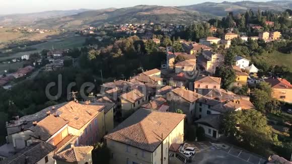 2018年09月30日吉格利亚莫迪纳全景的吉格利亚山村从城堡塔在一个秋天阳光明媚的星期天视频的预览图