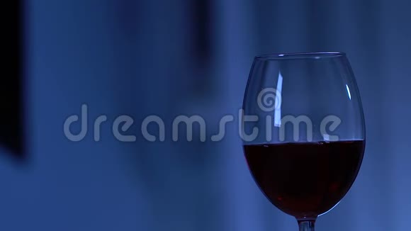 女性手摸红酒杯诱惑和调情浪漫约会视频的预览图