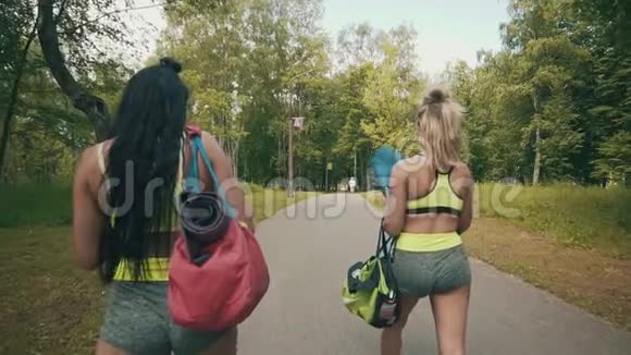 健身女孩带着运动袋走路准备运动或跑步的年轻女孩视频的预览图