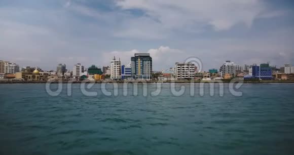 无人机低飞于海水之上飞向斯里兰卡科伦坡城市海岸线海岸线上的现代建筑视频的预览图