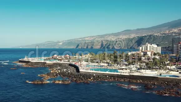 带游泳池和酒店的鸟瞰度假小镇视频的预览图
