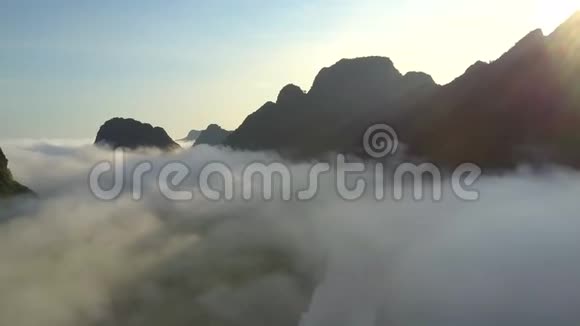 天桥显示厚厚的云层向山坡和天空倾斜视频的预览图