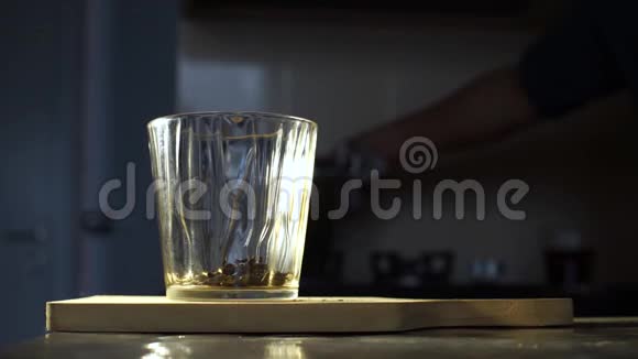 把热水倒进玻璃杯里视频的预览图