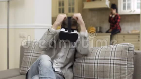 年轻人试图躲避一个戴着虚拟现实眼镜的人视频的预览图