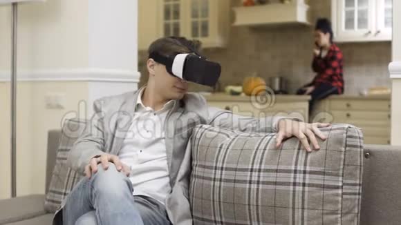 年轻人用虚拟现实眼镜和人打架视频的预览图