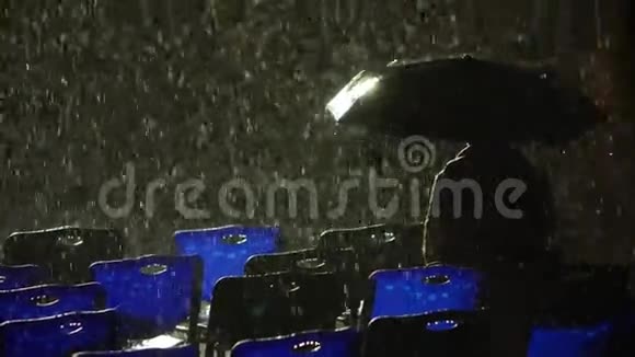 夜雨伞下孤独的男人视频的预览图