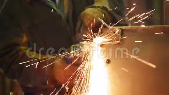 工业建筑工厂使用磨床的人打磨侧面的细节火焰闪耀视频的预览图