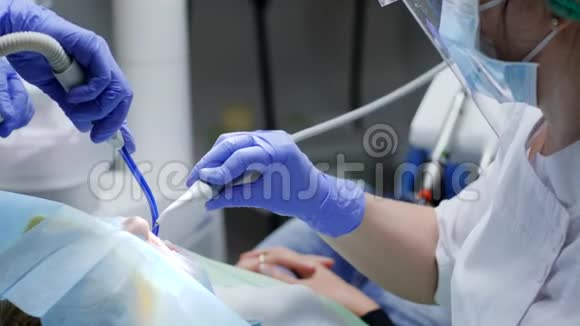 医务人员手拿器械为病人做面部无菌餐巾的手术视频的预览图