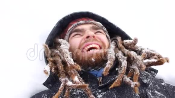 冬雪森林中的年轻人微笑镜头走白色公园视频的预览图