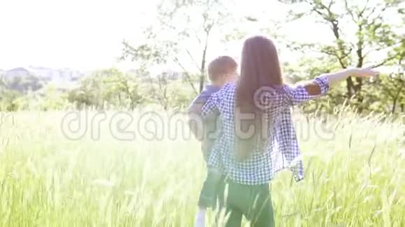 女人和她的儿子手中的土地自然视频的预览图