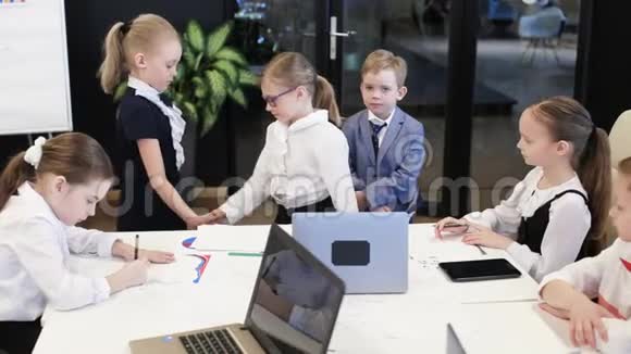 西装革履的商业儿童奖励办公室雇员视频的预览图