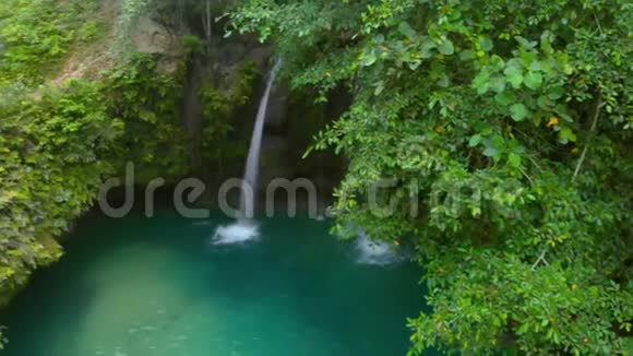 卡瓦桑瀑布的空中景观具有绿色的自然和自然的热带环境视频的预览图