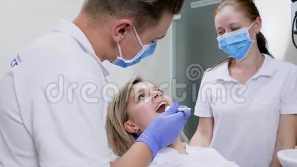 在室内由专业医生治疗患病牙齿后的快乐病人画像视频的预览图