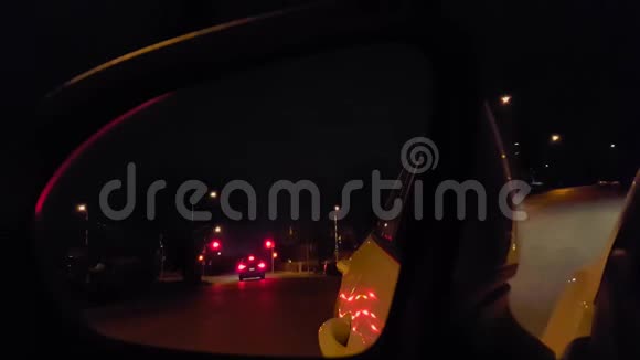 夜间汽车侧镜视图街道交通车辆后视镜视频的预览图