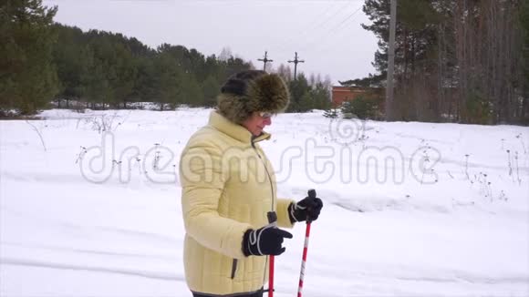 女人北欧步行健康的生活方式徒步旅行和冬季景观徒步旅行视频的预览图