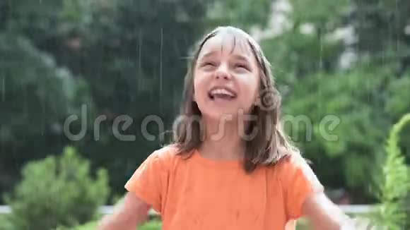 女孩在雨中玩耍视频的预览图